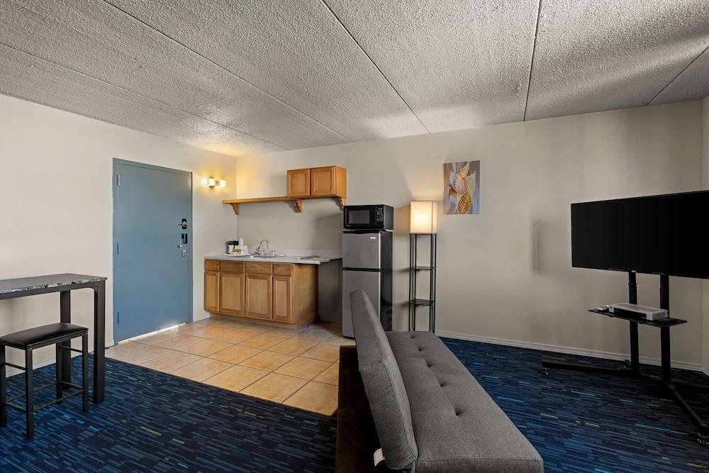 Americas Best Value Inn Gallup photo 17