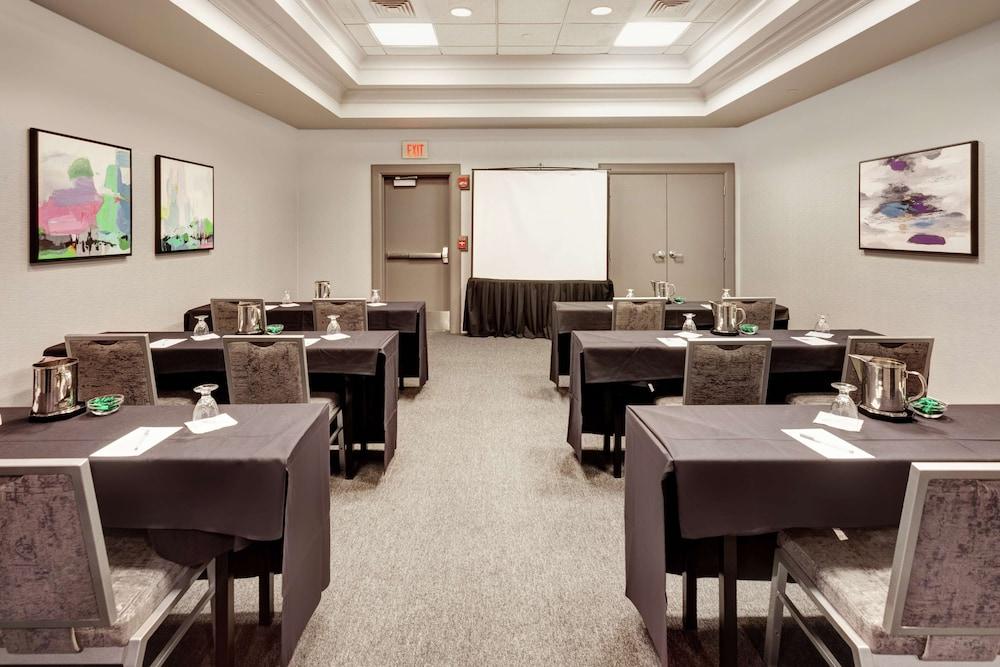 Hilton Garden Inn Chicago North Shore/Evanston photo 51