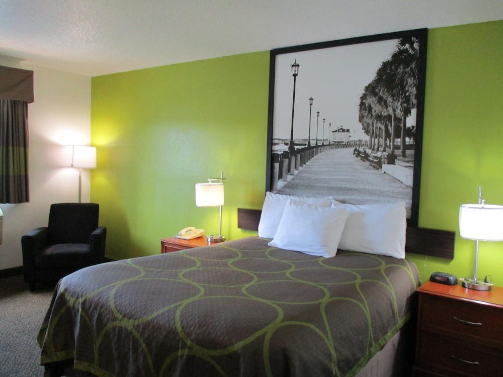 Super 8 by Wyndham Franklin photo 13