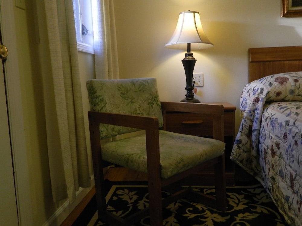 Twin Oaks Motel photo 7