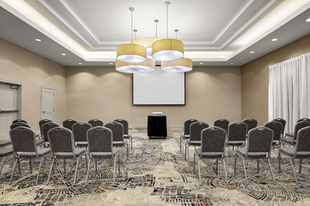 Embassy Suites Newark Airport photo 36