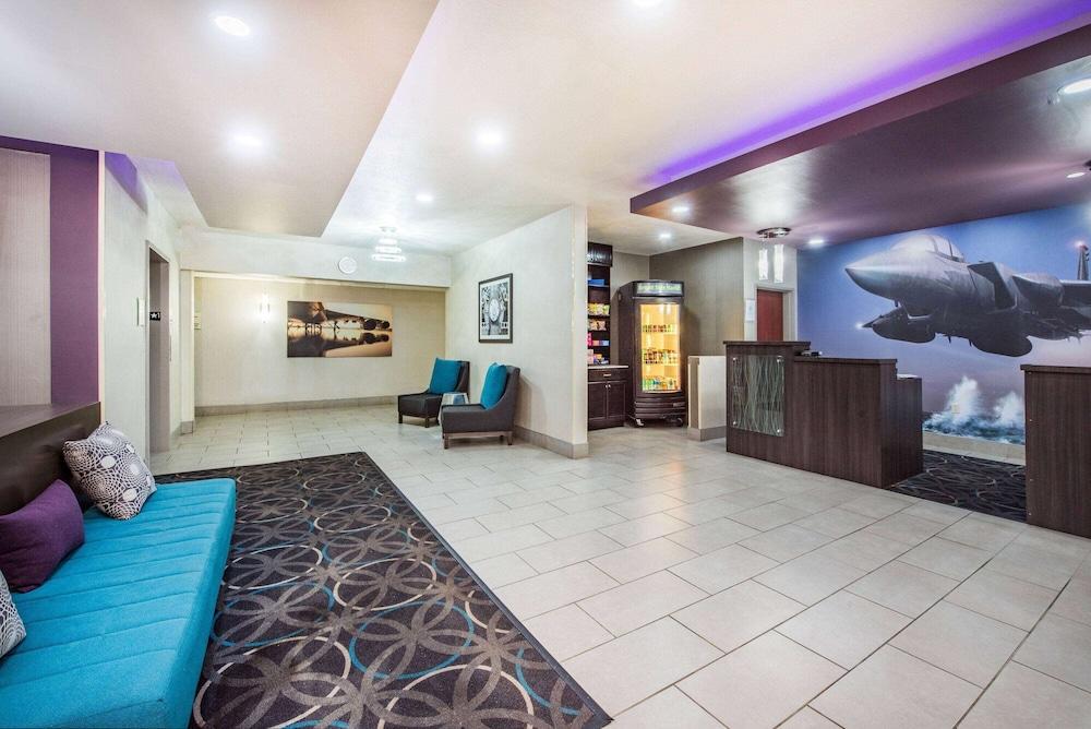 La Quinta Inn & Suites by Wyndham Fairborn Wright-Patterson photo 3