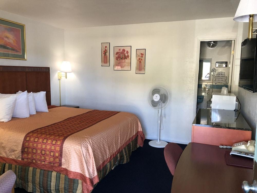 Best Budget Inn photo 24