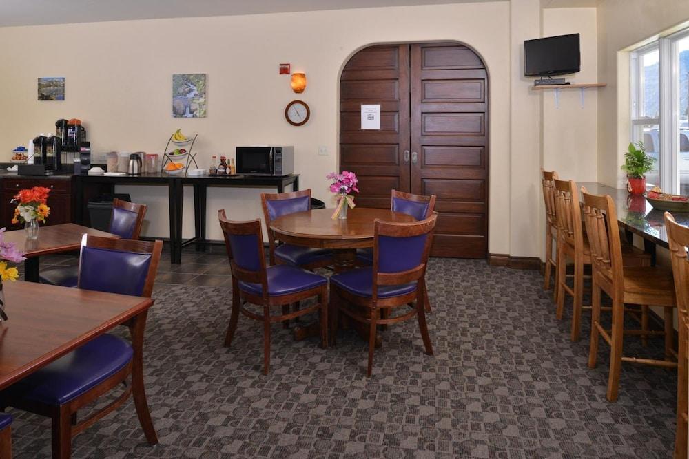 Blue Spruce Inn photo 4