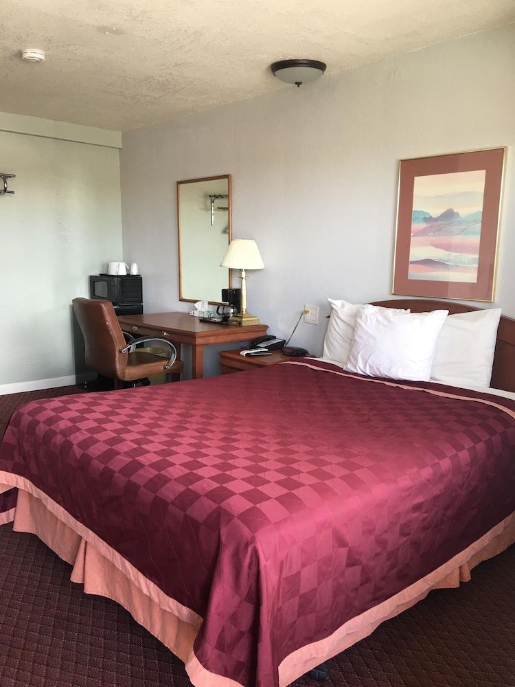 Country Manor Motel Watkins photo 22