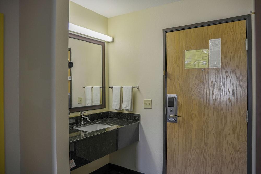 Days Inn by Wyndham Mount Vernon photo 17