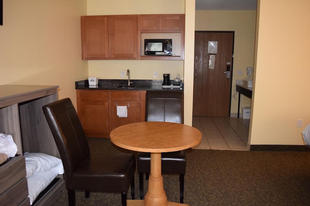 Days Inn by Wyndham Cadillac photo 20