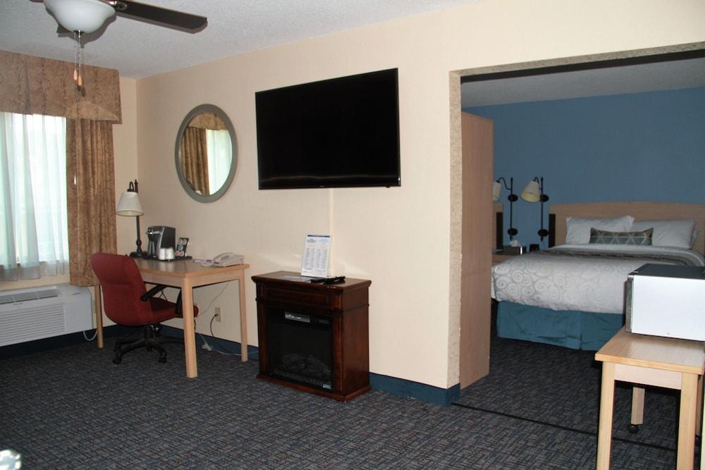 Baymont by Wyndham Stevens Point photo 17