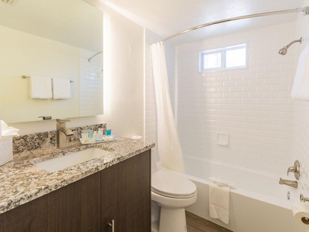Hibiscus Suites - Gateway to Siesta Key photo 22