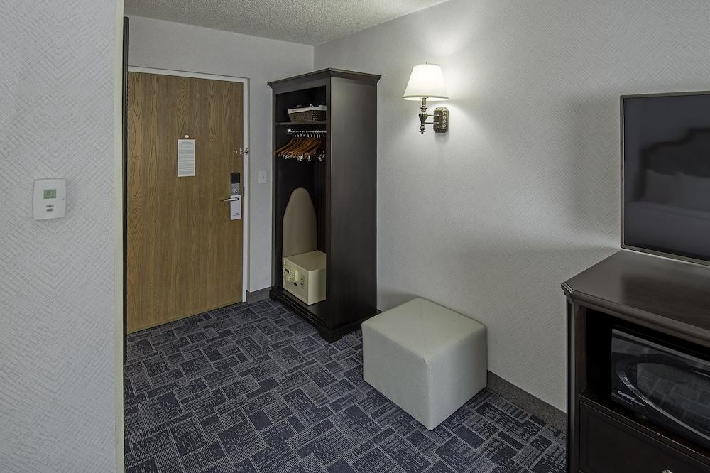 Holland Hotel Free Parking Jersey City photo 7