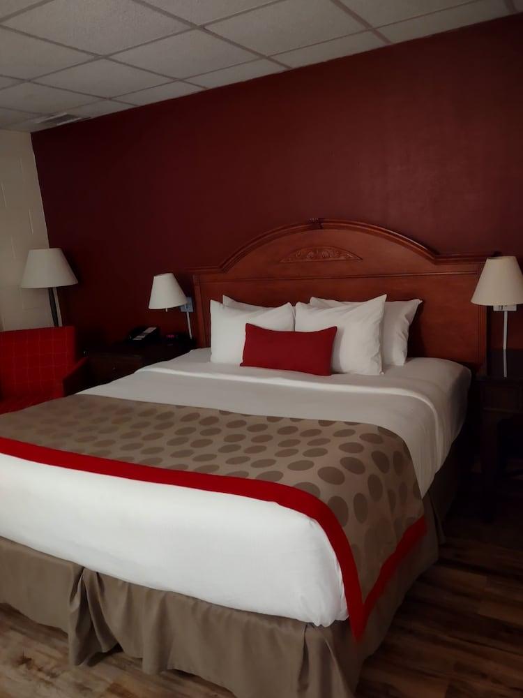 Ramada by Wyndham Albert Lea photo 30