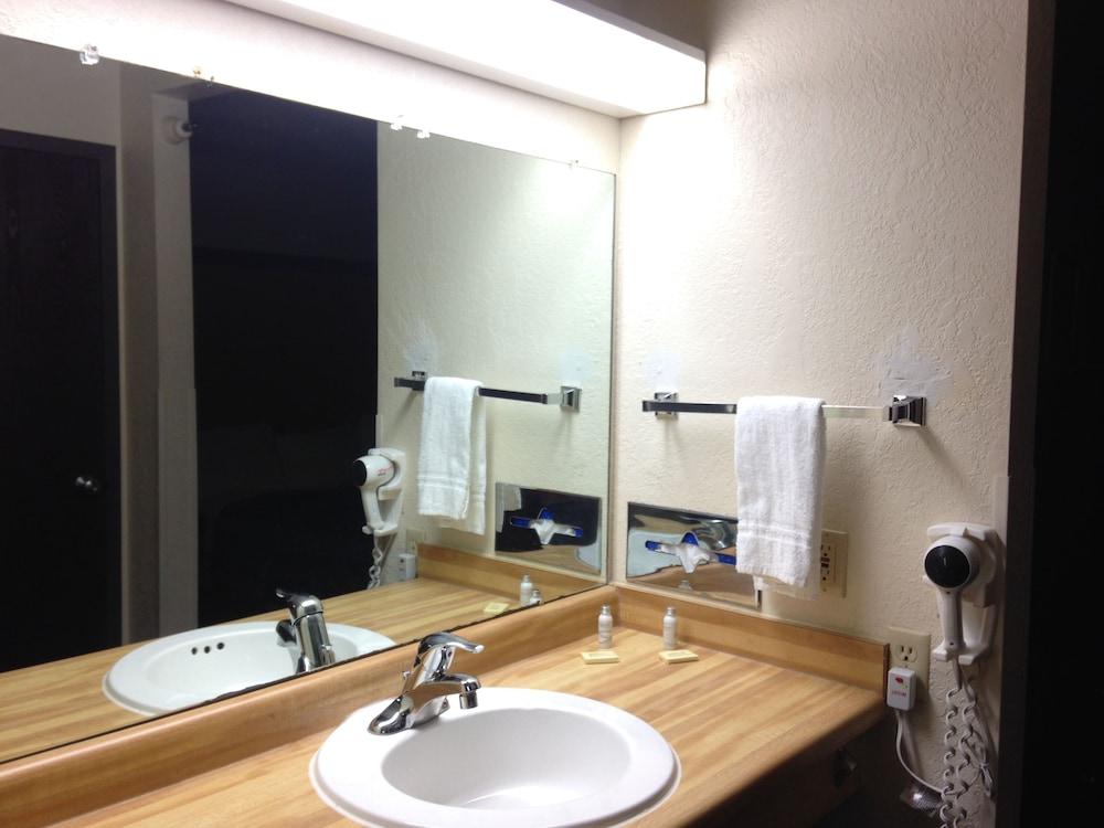 Travelodge by Wyndham Brooklyn Center photo 5