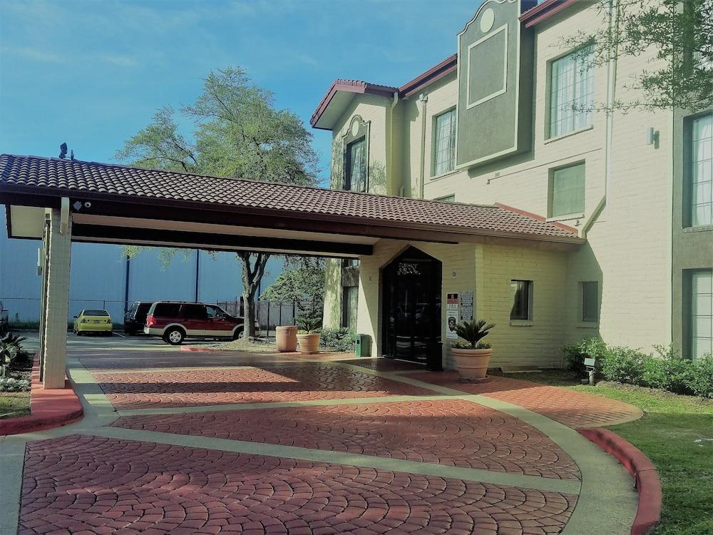 Red Roof Inn & Suites Houston - Hobby Airport photo 13