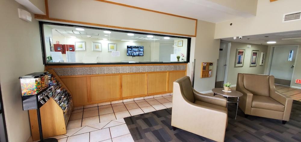 Plano Inn & Suites photo 7