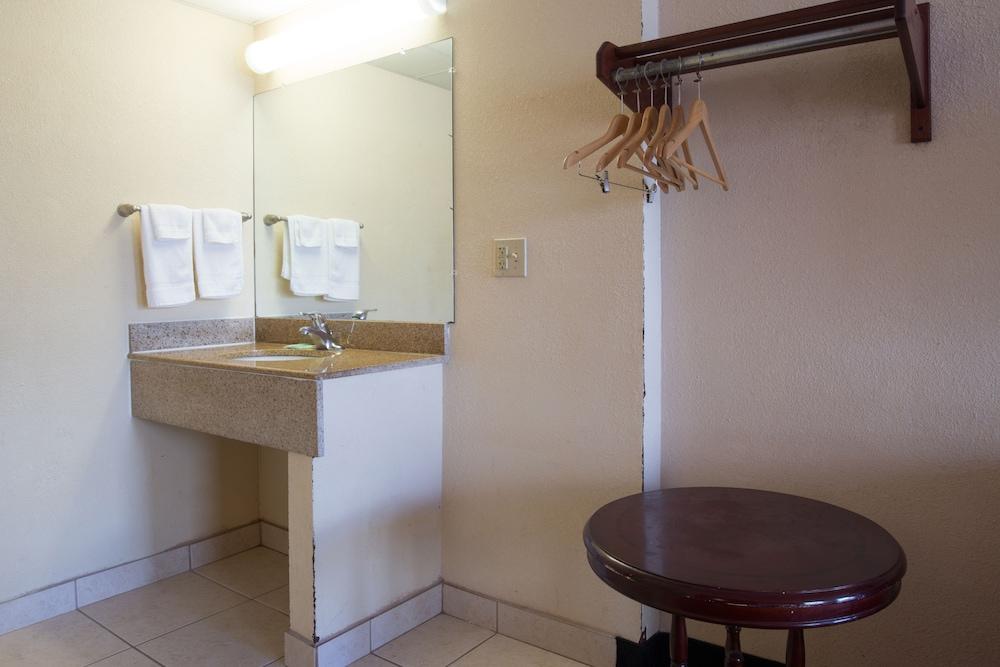Budget Inn Cocoa photo 38