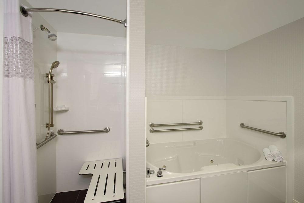 Hampton Inn Hagerstown-I-81 photo 27