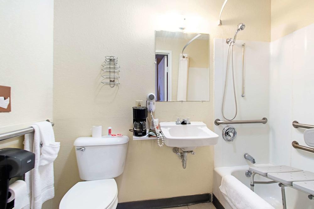 Econo Lodge photo 14