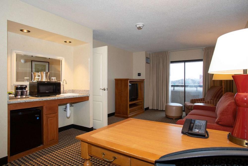 Hilton Chicago/Oak Brook Suites photo 3