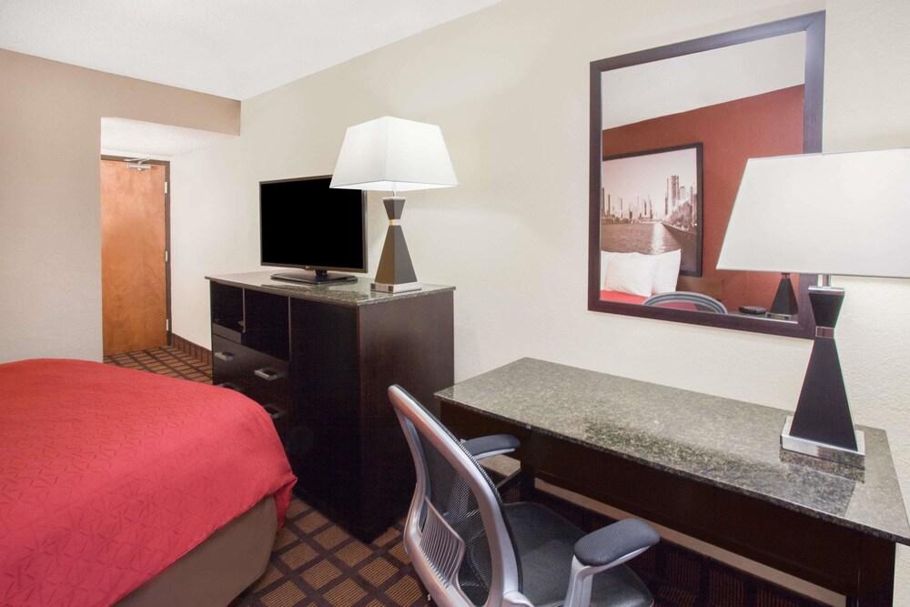 Super 8 by Wyndham Chicago IL photo 10
