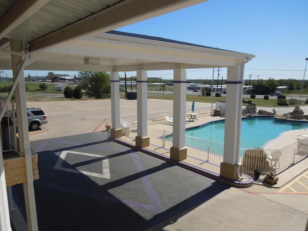 Relax Inn Mineral Wells photo 31