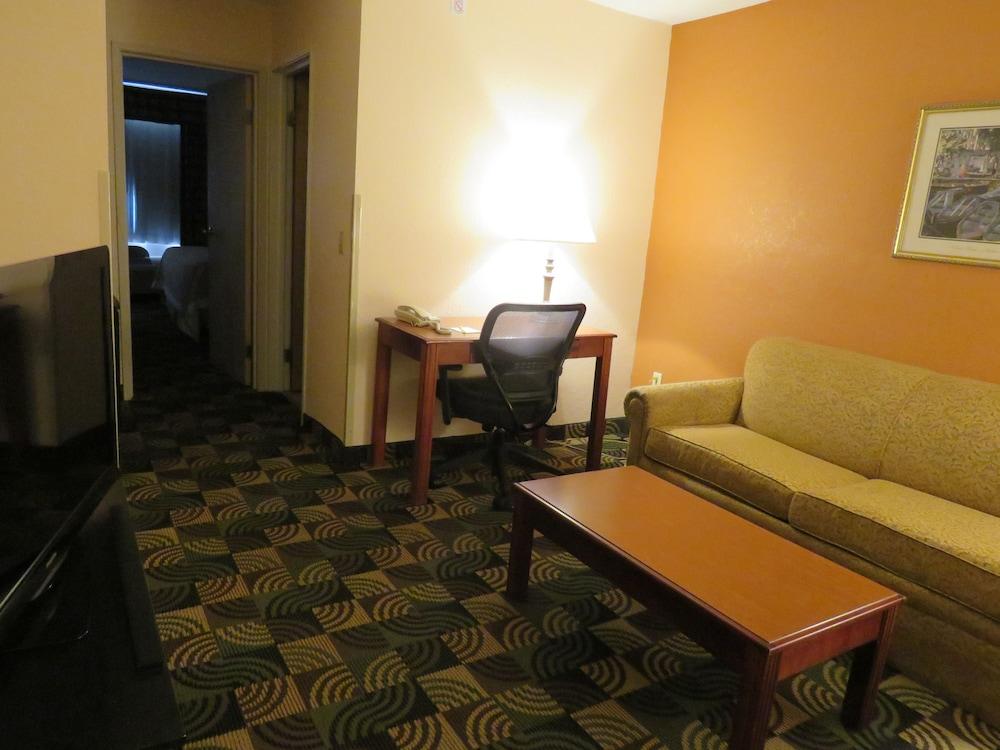 Days Inn by Wyndham Hillsdale photo 10