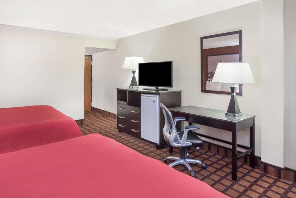 Super 8 by Wyndham Chicago IL photo 9