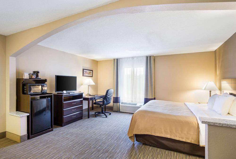 Quality Inn I-70 Near Kansas Speedway photo 25