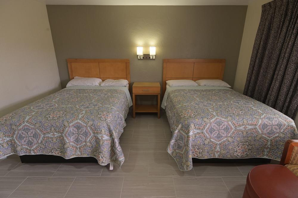 Deluxe Inn photo 6
