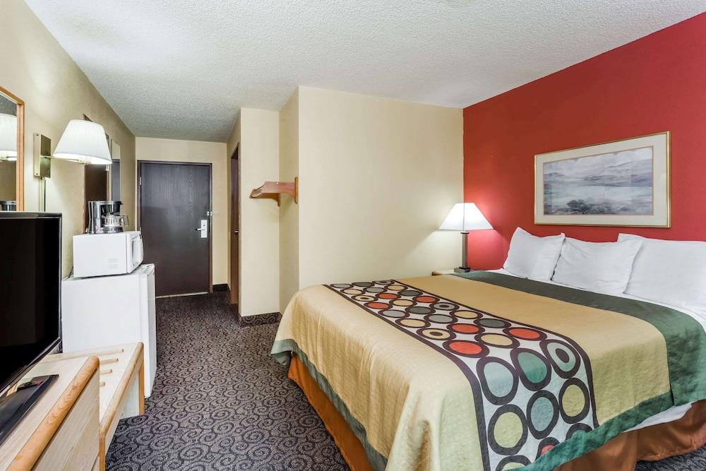 Super 8 by Wyndham Appleton photo 14