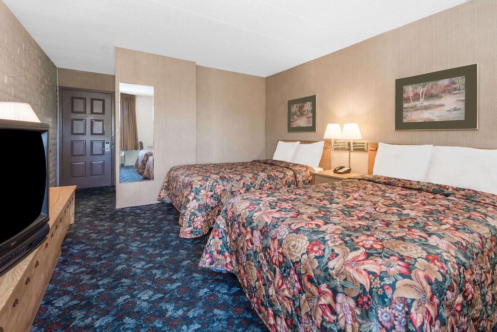 Knights Inn Dayton at Poe Ave photo 5