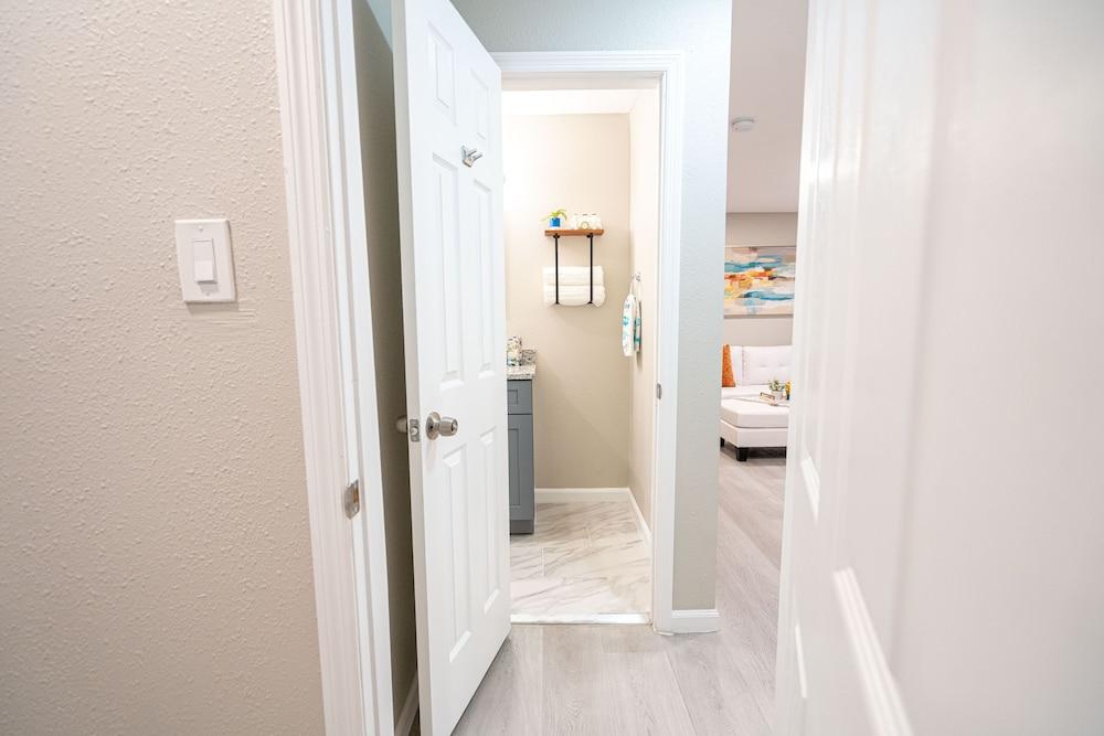 University Serenity Suites 14th photo 7