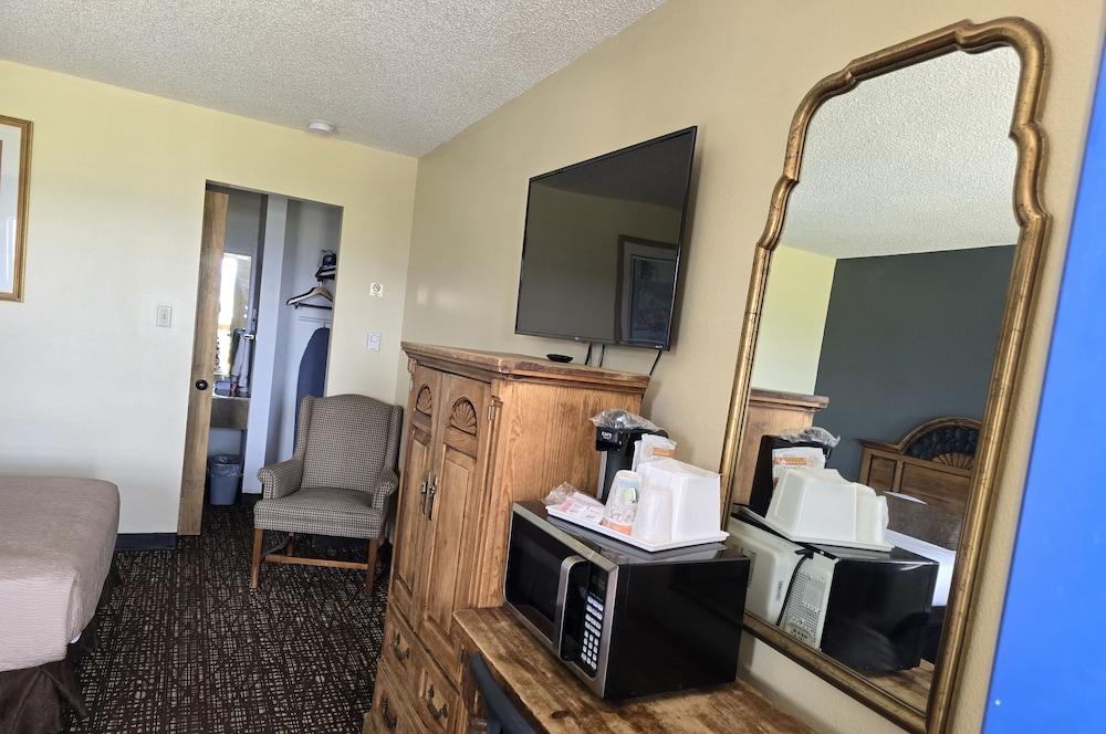 Econo Lodge Eagle Nest photo 38