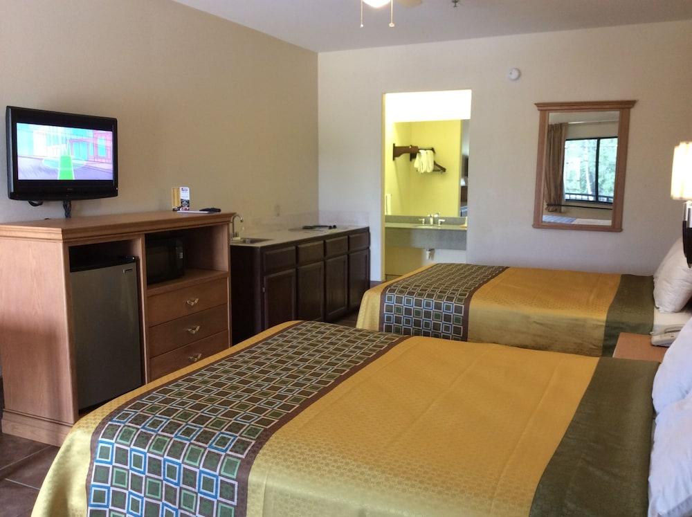Texas Inn Weslaco photo 9