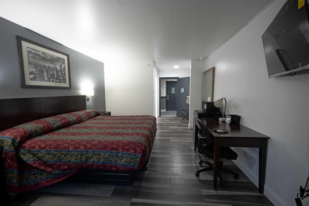Greenwoods Inn & Suites photo 1