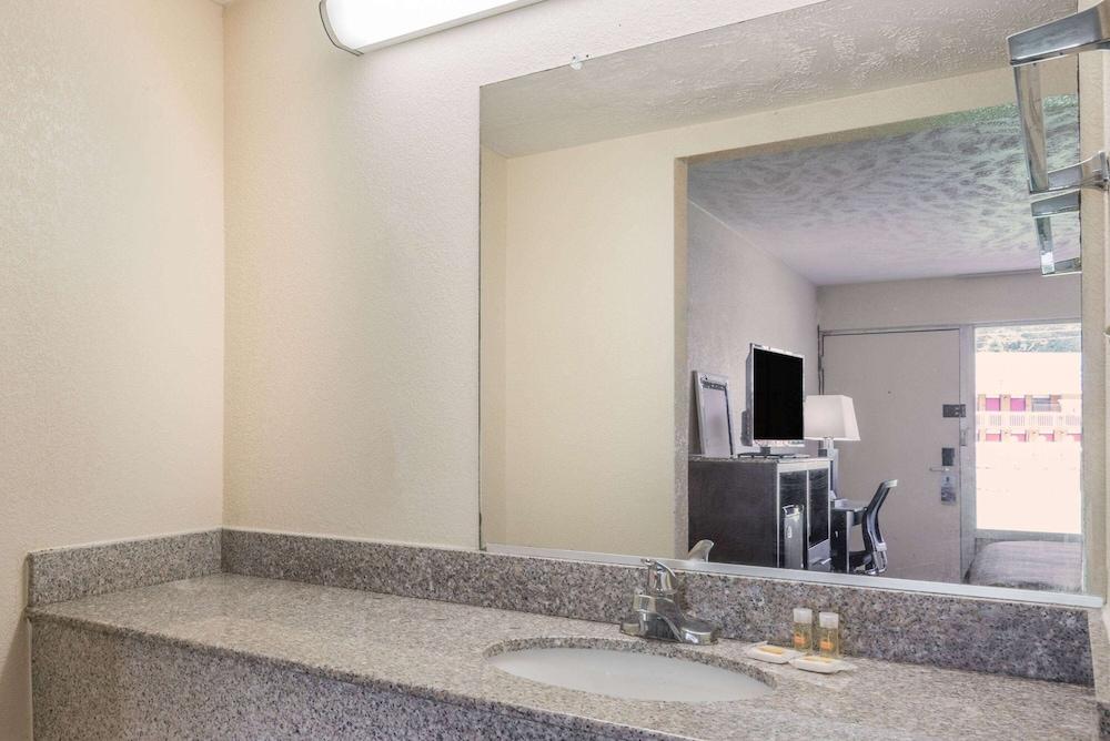 Ramada by Wyndham Lumberton photo 19