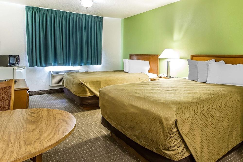 Econo Lodge Inn & Suites Pekin - Peoria Area photo 16