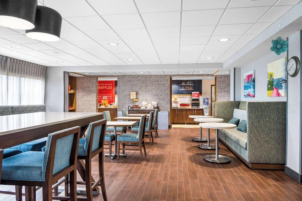 Hampton Inn Grand Rapids-North photo 31