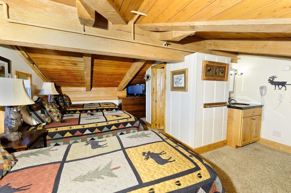 The Crestwood Condominiums photo 37
