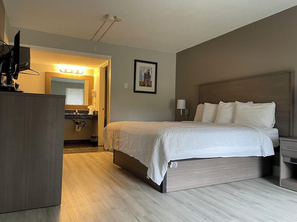 Whaler Inn and Suites photo 35