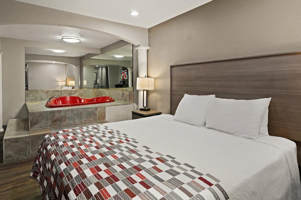 Red Roof Inn & Suites Irving – DFW Airport South photo 9