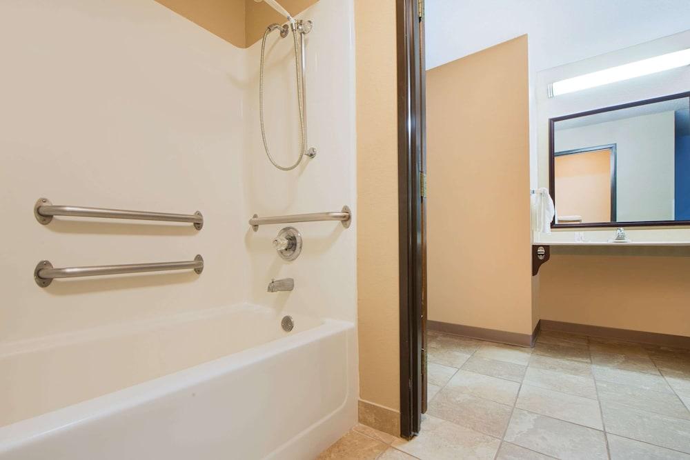 Super 8 by Wyndham Fairfield photo 5