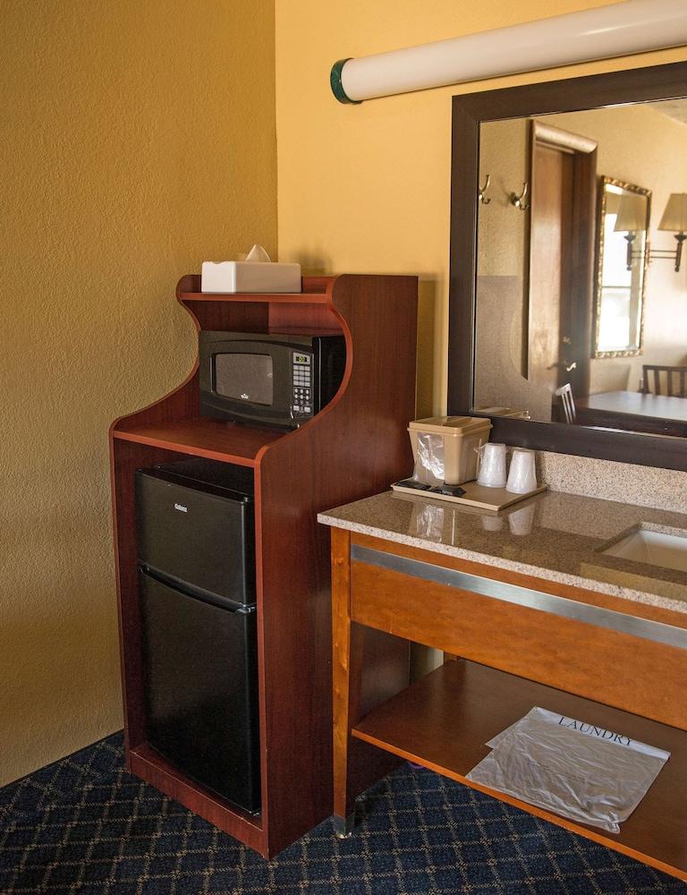 Americas Best Value Inn Monroeville photo 13