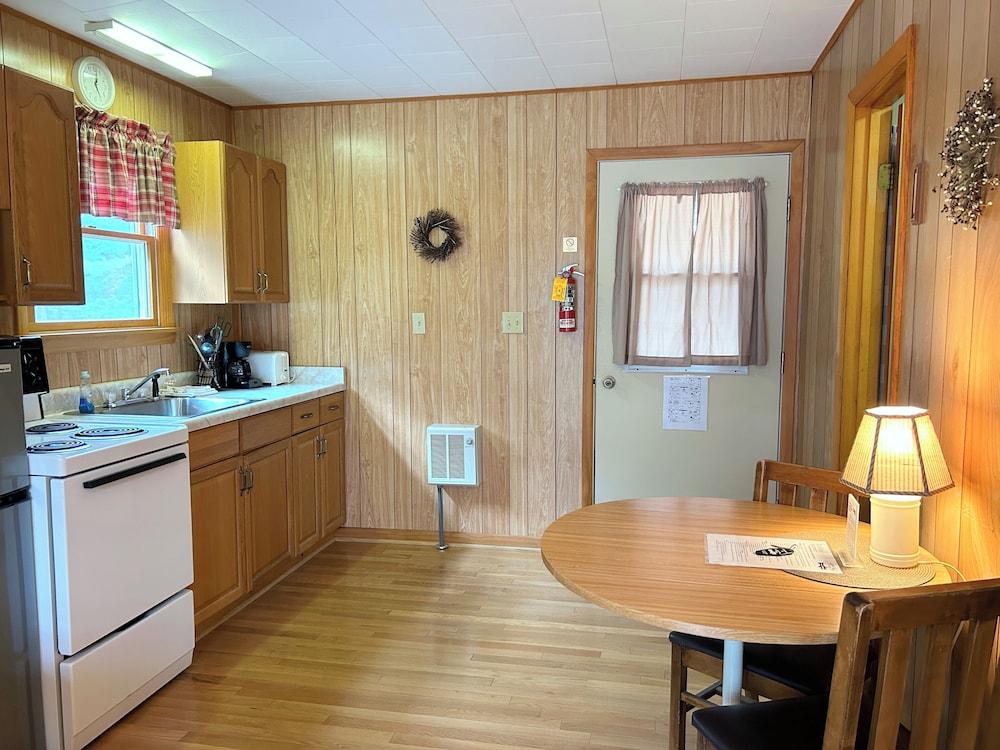 Paddler's Rest Lakeside Cabins and Hotel photo 57
