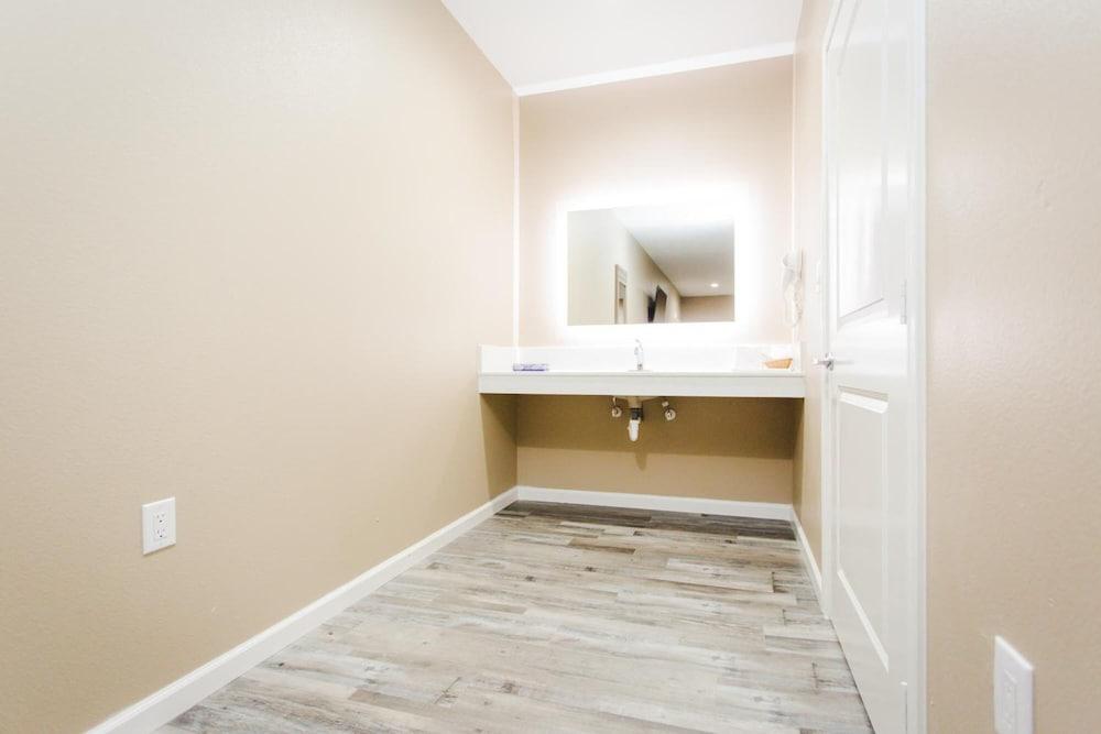 Budget Host Inn and Suites photo 43