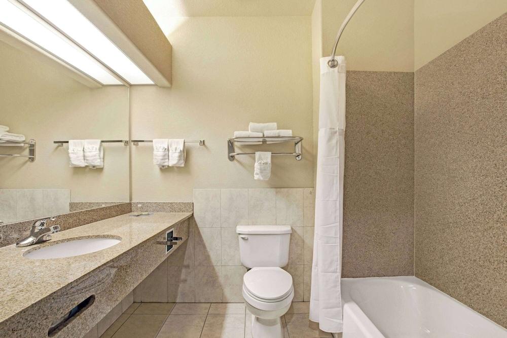 Super 8 by Wyndham IAH West/Greenspoint photo 45