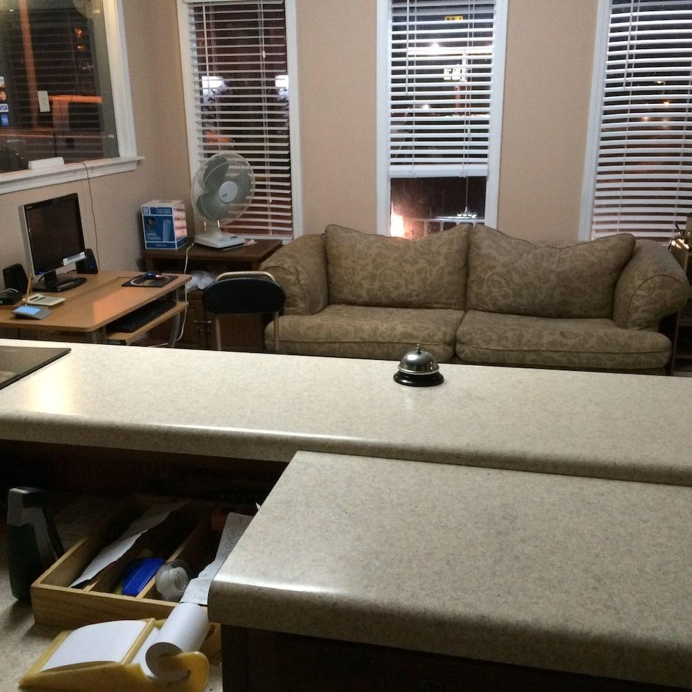 Budget Inn photo 2