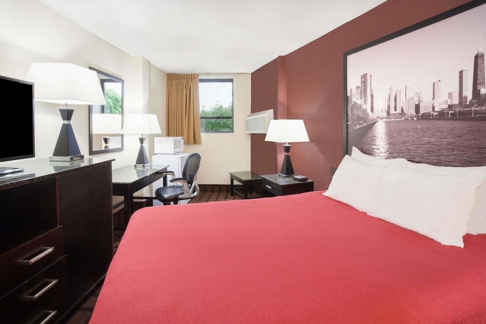 Super 8 by Wyndham Chicago IL photo 3