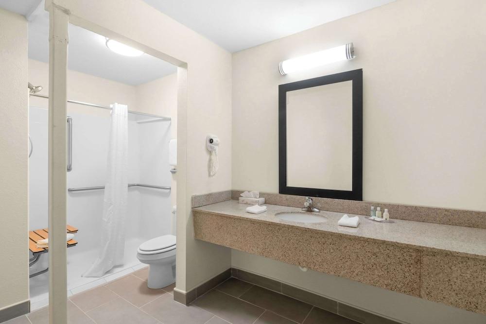Quality Inn Queensbury - Lake George Area photo 12