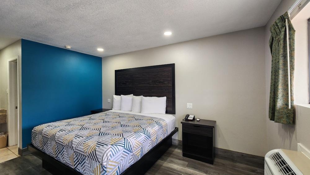 Scottish Inn & Suites photo 37