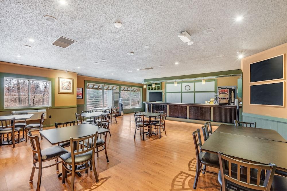 Econo Lodge Whitehall near Michigan's Adventure photo 16